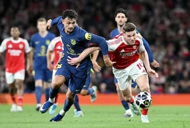 Duelo entre el defensor del Atlético de Madrid, Marc Pubill, y el delantero deL Arsenal, Viktor Gyökeres.