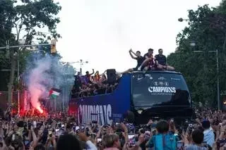 Conos por la carretera, el susto de 'Tek' y Lewy, el gesto antimadridista de Lamine y Fermín... revive la celebración del Barça
