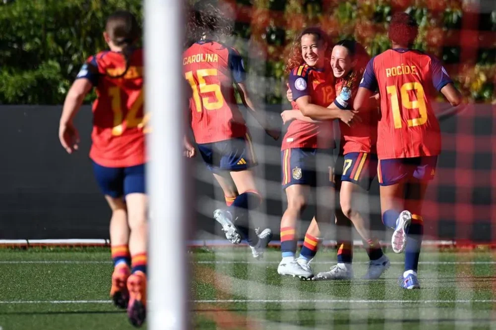 Las jugadoras de la selección española Sub'17 celebran un gol ante Finlandia