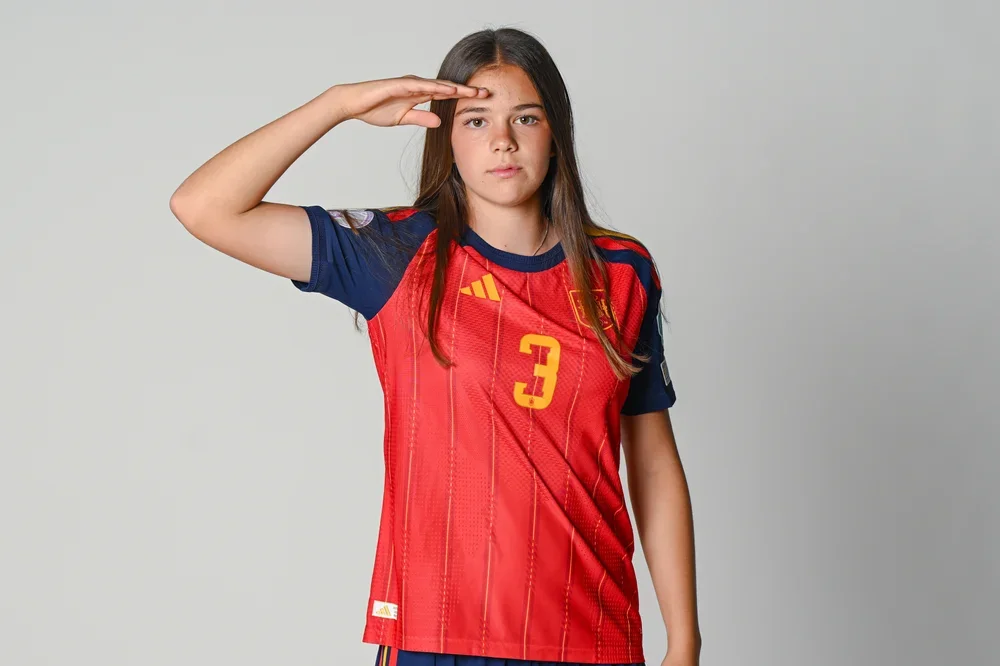 Charlotta Olander posa para los medios oficiales antes del Europeo Sub'17