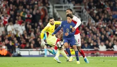 Posible penalti sobre el jugador del club rojiblanco Giuliano Simeone por parte del central brasileño del Arsenal, Gabriel Magalhães.